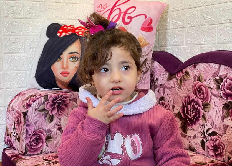 Córka Abdula, uchodźcy z Syrii