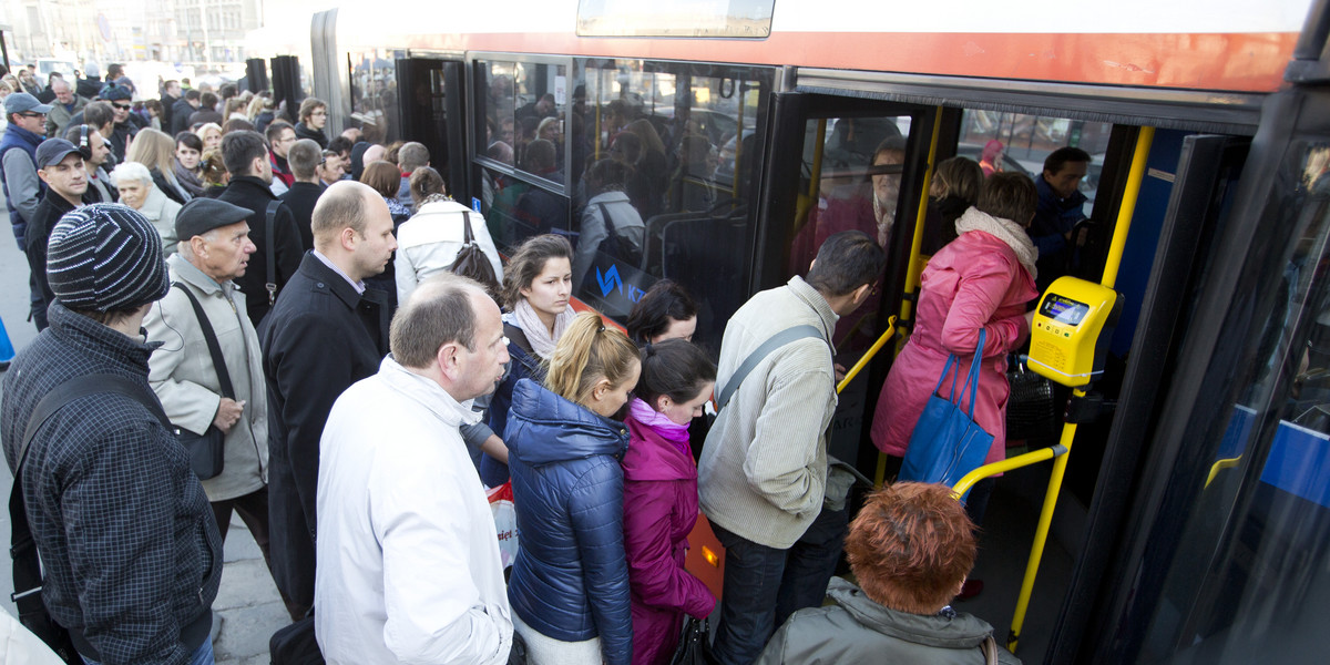 Tłok w autobusie 820.