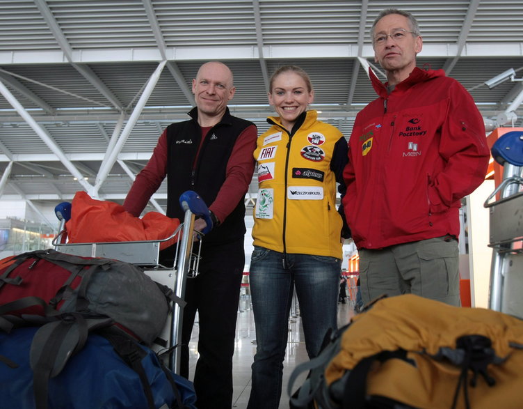 Piotr Pustelnik (z prawej), Peter Hamor i Kinga Baranowska w Polsce, po powrocie z wyprawy na Annapurnę 