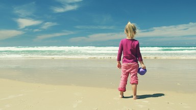 Zagubiona na plaży w Mielnie 4-latka odnaleziona przez policjantów