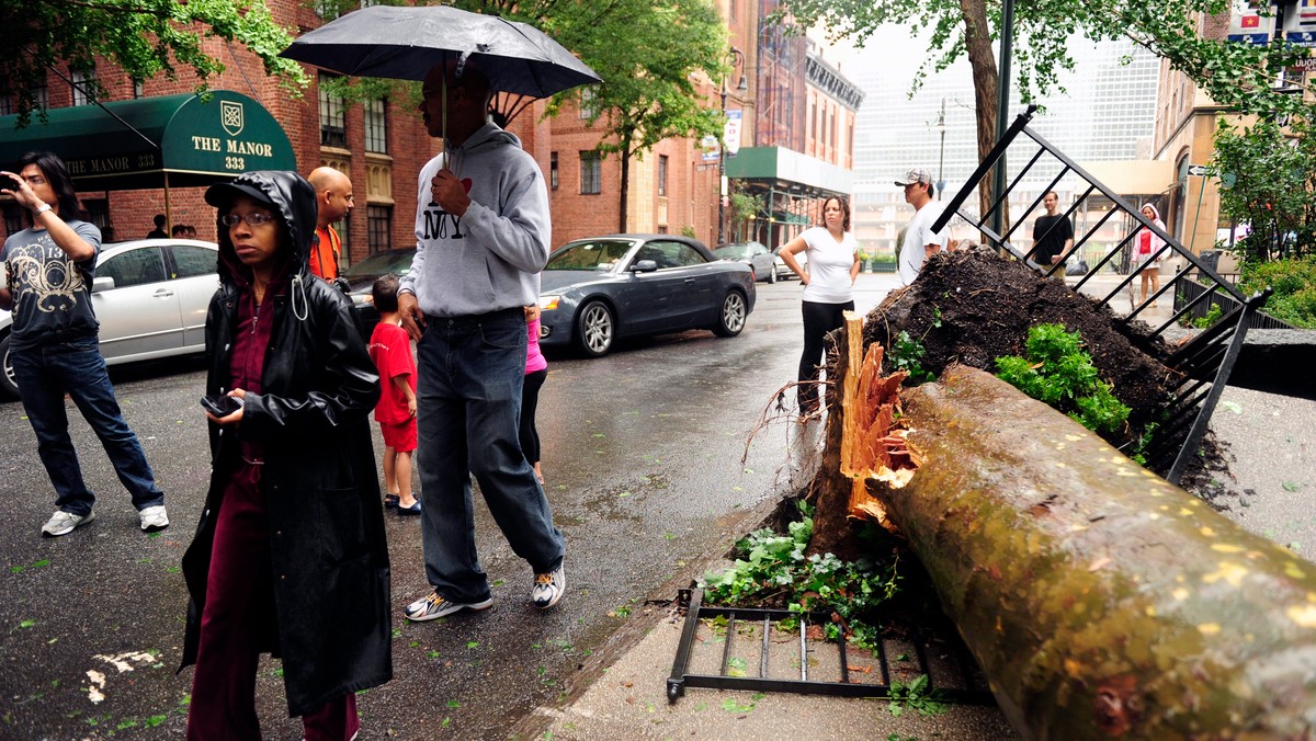 Huragan Irene, zdegradowany do rangi burzy tropikalnej, przeszedł dziś nad stanami północno-wschodniego wybrzeża USA. W sumie jednak okazał się słabszy niż się obawiano. Największe spustoszenia żywioł wyrządził dziś w stanie Vermont. Ulewy spowodowały tam powódź największą od ponad 80 lat. Zginęła kobieta porwana przez falę, kiedy wraz ze swym narzeczonym przyglądała się żywiołowi.