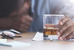 Alkoholik wzbudza odrazę, ale problem z przyznaniem się jest inny