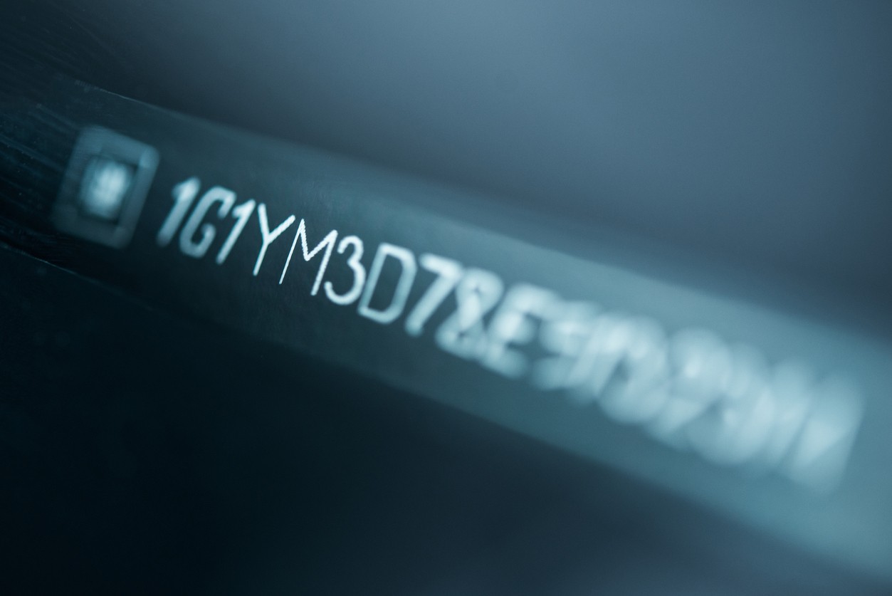 Overenie VIN čísla a kontrola histórie vozidla v roku 2026 predstavujú základnú ochranu pred digitálnymi podvodníkmi. V SR odborníci odporúčajú komunikovať s predajcami výhradne cez overené kanály. 