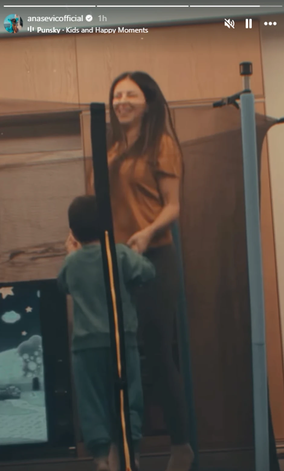 Ana Sević sa sinom skače na trambolini