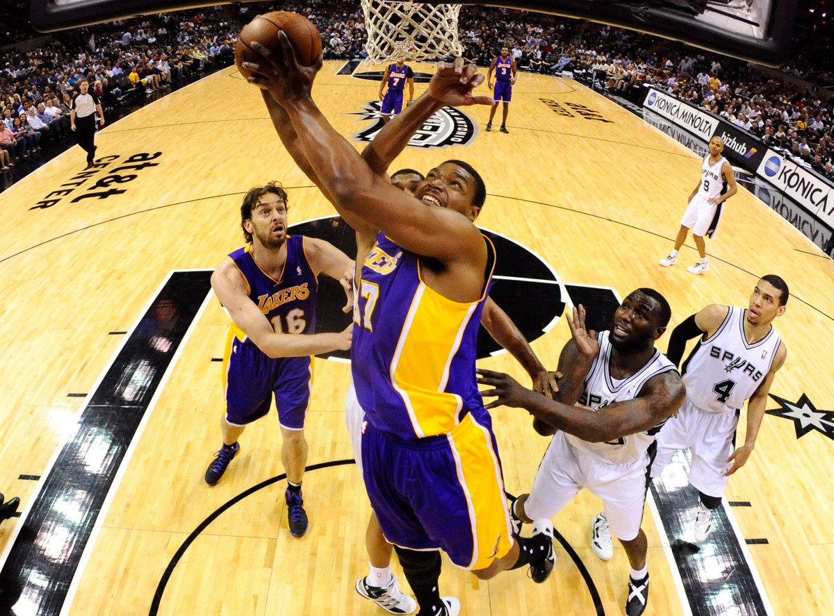Gracz LA Lakers wkłada piłkę do kosza