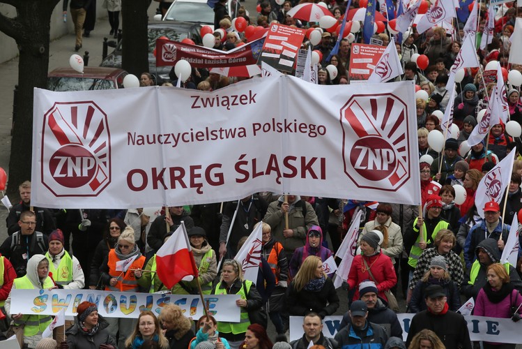 Podczas manifestacji poszczególne branże mają przypomnieć swoje pracownicze postulaty. Wśród nich są: odmrożenie płac w sferze budżetowej, szybki wzrost płacy minimalnej do poziomu 50 procent przeciętnego wynagrodzenia w gospodarce narodowej.