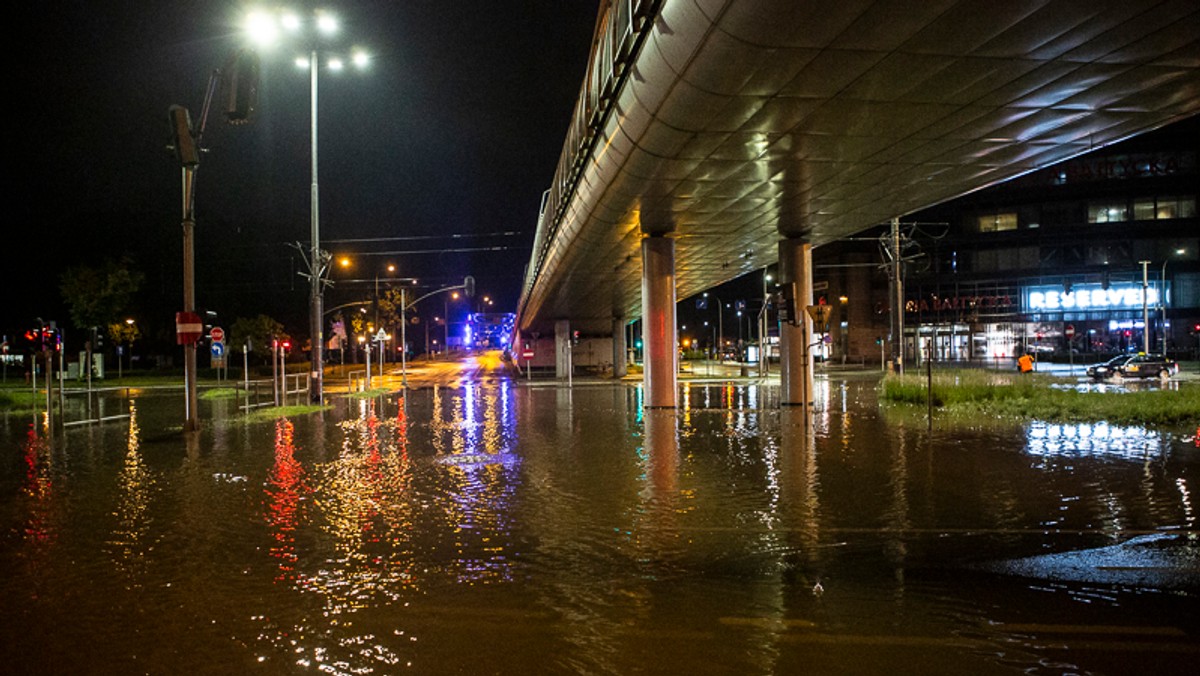 Ulewa w Gdańsku. Rwące potoki na ulicach, wstrzymane tramwaje i zalane tunele