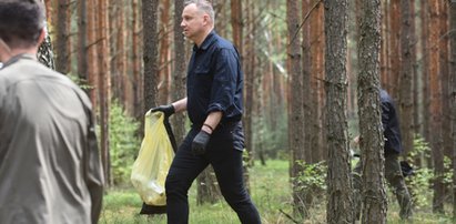 Prezydent zbierał śmieci w lesie. Była tam też pierwsza dama