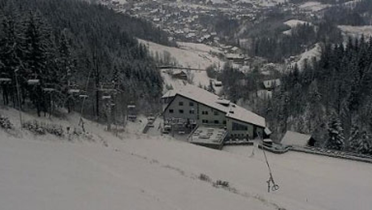 Beskidzkie ośrodki narciarskie uruchomią w weekend wyciągi. Już nie tylko na Przełęczy Salmopolskiej, ale również w Wiśle, Szczyrku, Międzybrodziu Żywieckim i na Czarnym Groniu będzie można zjeżdżać - poinformowali w czwartek ratownicy GOPR.