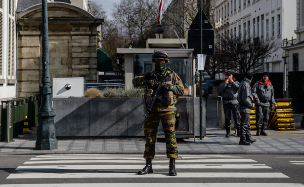 Trzeci zamachowiec żyje i się ukrywa? Belgijska policja poszukuje mężczyzny w kapeluszu [ZDJĘCIA]