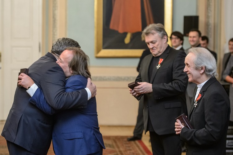 Prezydent Bronisław Komorowski i członkowie zespołu Budka Suflera: Krzysztof Cugowski, Romuald Lipko oraz Tomasz Zeliszewski