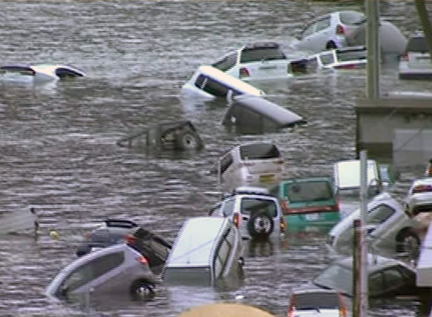 Tsunami porwało wiele dzieci. Ci, którzy przeżyli, są uwięzieni