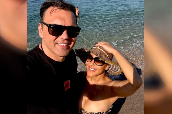 PRVA FOTOGRAFIJA MINE KOSTIĆ I KASPERA SA LETOVANJA Pobegli na more, pa se oglasili sa osmesima na licima: "Prava ljubav"