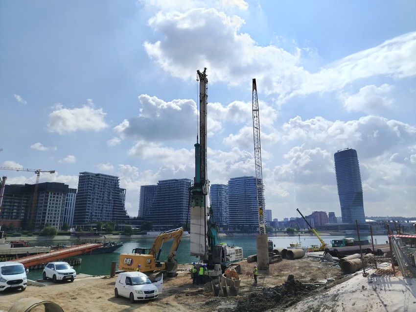 "Što se tiče stubova na novobeogradskoj strani, prvi stub – kod njega je izvršeno betoniranje temelja"