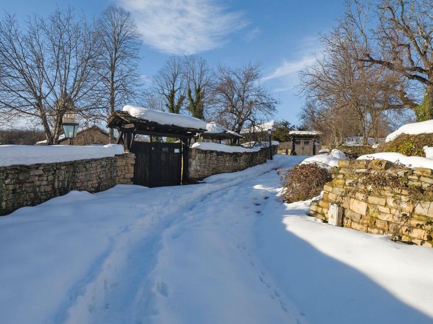 Pešačenje po snegu - ilustracija