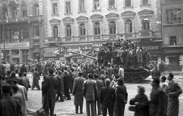 Powstańcy na jednej z ulic Budapesztu (FOTO:FORTEPAN / Nagy Gyula) 