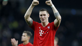 Súlyosan megsérült meccs közben a Bayern München középhátvédje