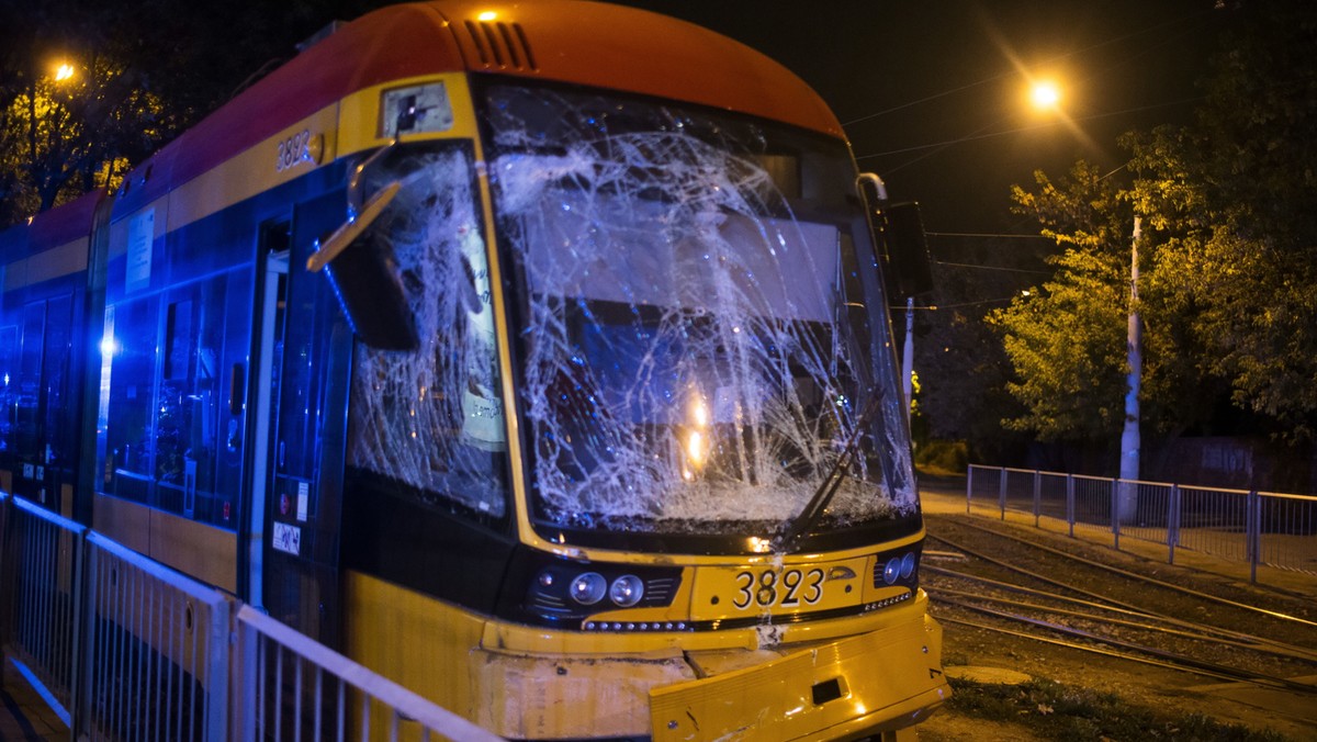 Na pętli Cmentarz Wolski doszło do zderzenia dwóch tramwajów. Poszkodowanych zostało 13 osób - podaje rzecznik Tramwajów Warszawskich Maciej Dutkiewicz. Obrażenia, jakie odnieśli pasażerowie są lekkie. Ruch został już wznowiony.