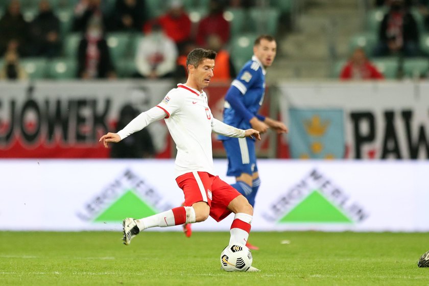 Obecne obostrzenia koronawirusowe w Niemczech sprawiają, że jeśli Robert Lewandowski (33 l.) pojedzie z kadrą na mecz przeciw Anglii, to będzie wyłączony potem przez kwarantannę z kilku ważnych spotkań Bayernu.