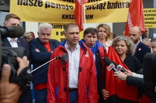 Manifestacja OPZZ o wyższe płace w budżetówce: Mamy dość polityki rządu, arogancji i kłamstw premiera Morawieckiego