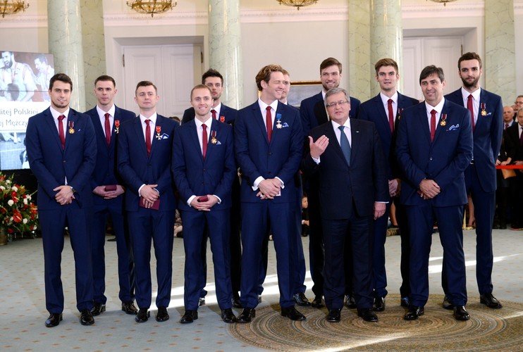 Prezydent Bronisław Komorowski pozuje do zdjęcia podczas spotkania ze złotymi medalistami mistrzostw świata siatkarzy w Pałacu Prezydenckim w Warszawie