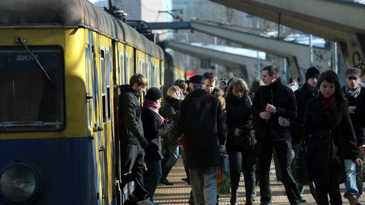 Zmiany w rozkładzie jazdy PKP oznaczają pogorszenie oferty dla klientów - oświadczyli posłowie PiS. W ich ocenie, polska kolej się kurczy. Według posłów PiS, "zmiana rozkładu jazdy PKP oznacza pogorszenie oferty dla klientów o 21 procent, a polepszenie o 4 proc.".