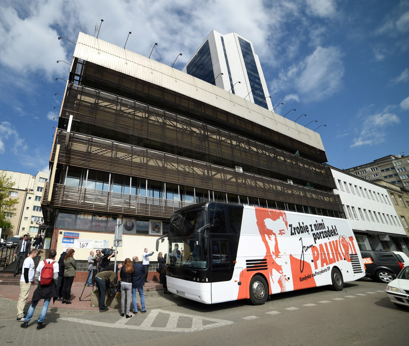 Autobus Janusza Palikota przed siedzibą PiS