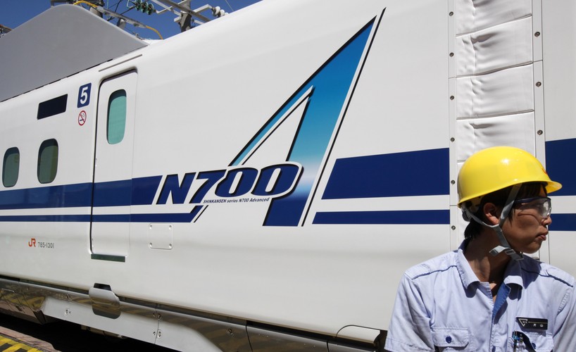 Litera A w numerze serii, który z dumą prezentuje się na boku pociągu, jest skrótem wyrazu „advanced” oznaczającego „wyższy”, „zaawansowany”.