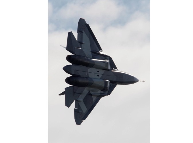 Niewidzialny rosyjski mysliwiec Suchoj T-50 podczas pierwszego dnia pokazów na lotnisku Żukowski