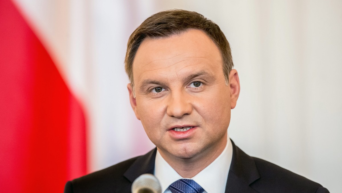 48 proc. badanych uważa, że Andrzej Duda dobrze wypełnia obowiązki prezydenta, przeciwnego zdania jest 38 proc. Pracę premier Beaty Szydło dobrze ocenia 44 proc. badanych, źle - 41 proc. Działania rządu źle ocenia 50 proc. respondentów, a dobrze 35 proc. - wynika z sondażu TNS Polska. Odsetek osób popierających działania wzrósł zarówno w przypadku Andrzeja Dudy, jak i Beaty Szydło.