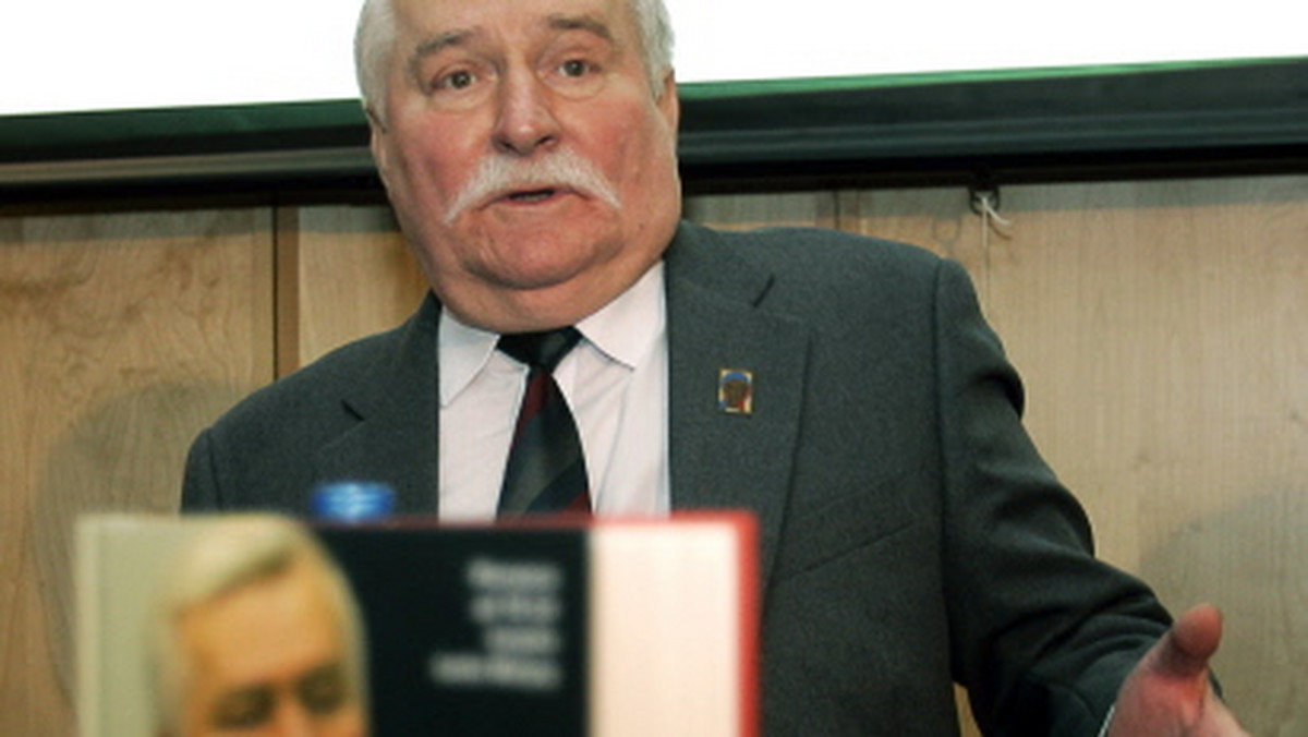 - Lech Kaczyński wstydzi się pokazać aneks do raportu z likwidacji WSi, bo wie, że to jest chore - uważa Lech Wałęsa. - Z przyjemnością stanę przed trybunałem, bo na Sali sądowej zamieniłbym się z Macierewiczem rolami - dodał były prezydent.