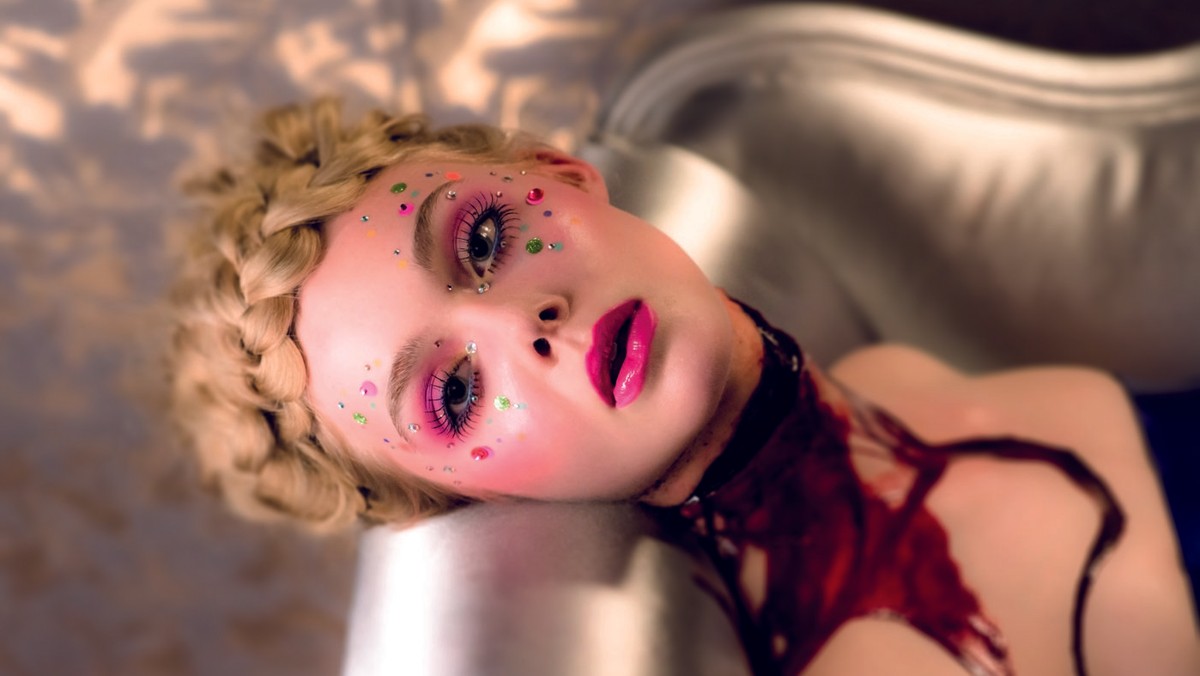 W połowie "Neon Demon", najnowszego filmu Nicolasa Windinga Refna, opowiadającego o zawiści, dwulicowości i kanibalizmie w środowisku mody w Los Angeles, przymilny projektant zmusza młodego człowieka, by ocenił dwie modelki. Jedna z nich jest zdaniem projektanta lodowato zimnym produktem chirurgii plastycznej, druga — porzucona 16-latka (Elle Fanning), hipnotyzująca każdego, kogo spotka — to przykład kogoś, kto "urodził się piękny". Jej chłopak jest jednak zdania, że naprawdę liczy się wnętrze. "Gdyby nie była piękna, nawet byś na nią nie spojrzał", ripostuje projektant.