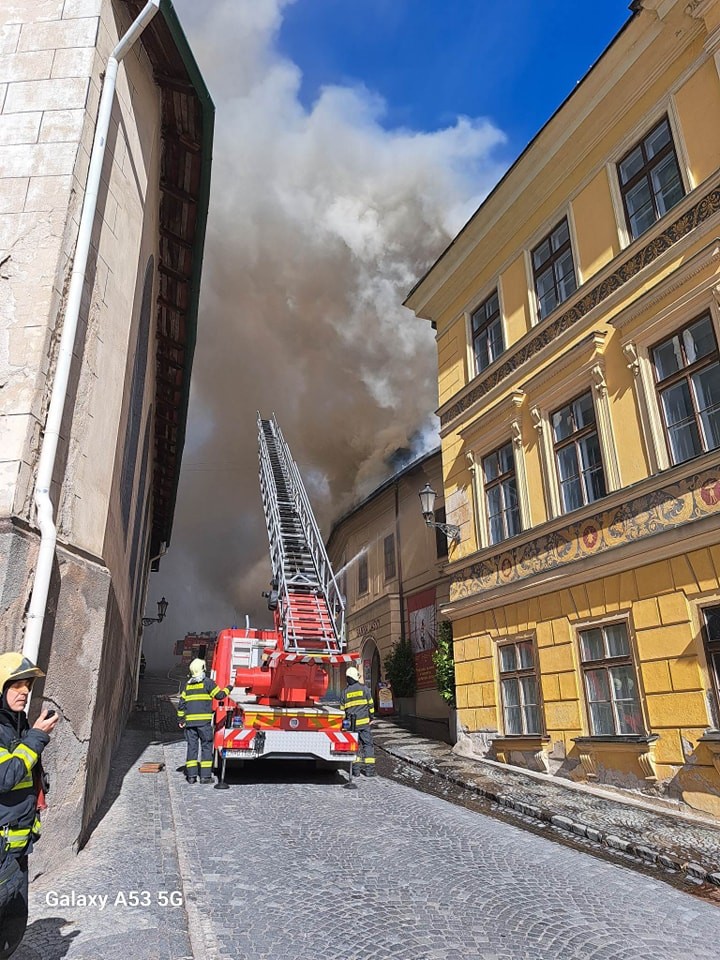 Požiar vypukol v centre Banskej Bystrice.