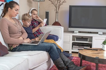 Digitális detox a nappaliban – szakértői tippjek a békésebb családi mindennapokhoz