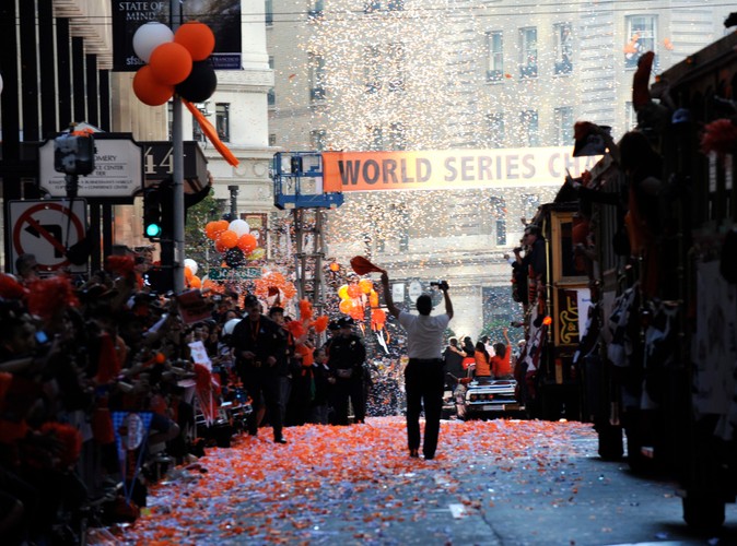 Fani San Francisco Giants dopingują swą ukochaną drużynę baseballową podczas parady w San Francisco 3 listopada 2010