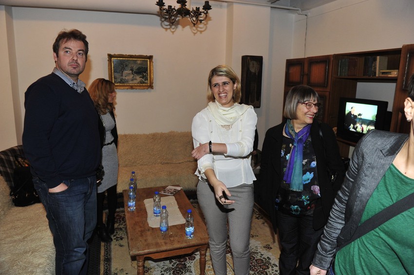 Saranda (u sredini), autorka izložbe u dnevnoj sobi, glavnom delu izložbe