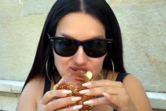 SVI GLEDAJU U OGROMNE GRUDI SEKE ALEKSIĆ Otišla na primorje, pa se snima kako jede burger: Pevačici puna usta, skroz se opustila u Splitu (FOTO)