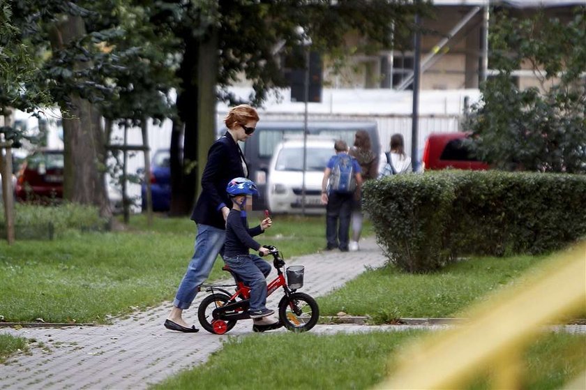 Widawska z synkiem na rowerku. Foto