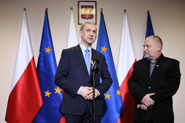 Prezes ZNP Sławomir Broniarz i przewodniczący Wolnego Związku Zawodowego Solidarność-Oświata” FZZ Sławomir Wittkowicz podczas konferencji prasowej w warszawskim Centrum Partnerstwa Społecznego „Dialog”