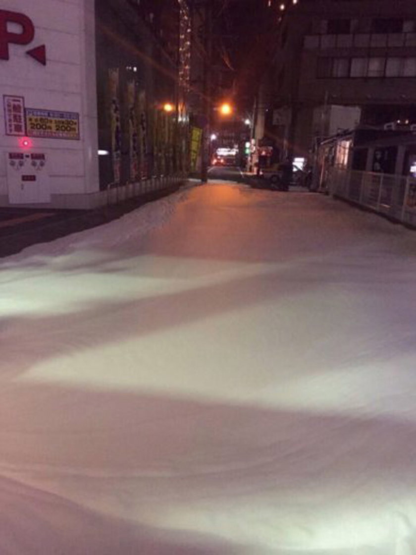 Biała piana na ulicach japońskiego miasta Fukuoki po trzęsieniu ziemi