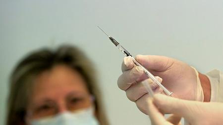 Tovább nőtt, 598 ezerre a koronavírus elleni oltásra regisztrálók száma/ Fotó: MTI/Koszticsák Szilárd