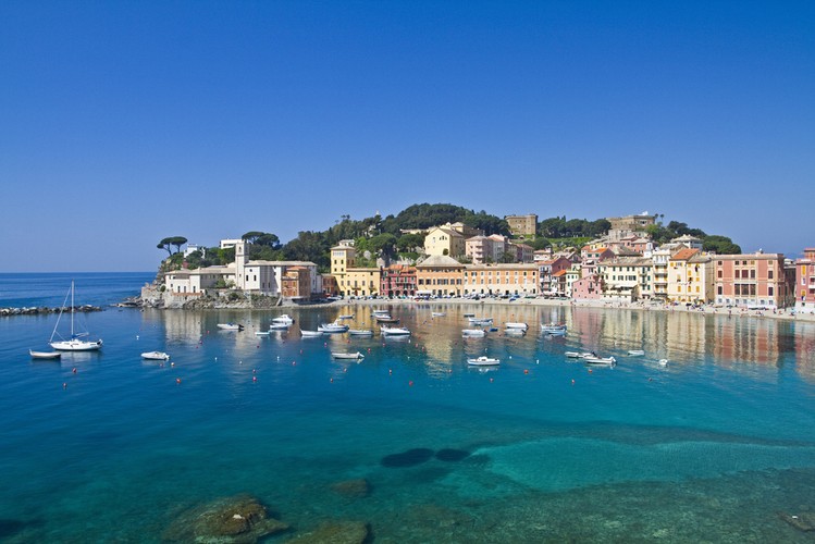 Sestri Levante to liguryjska miejscowość. Turystom najbardziej przypada do gustu zatoka, nad którą leży miasto. Ich zdaniem, jest to bez wątpienia jedna z najpiękniejszych włoskich zatok. Dzięki temu, plaża w Sestri Levante znalazła się na 4. miejscu najlepszych włoskich plaż.