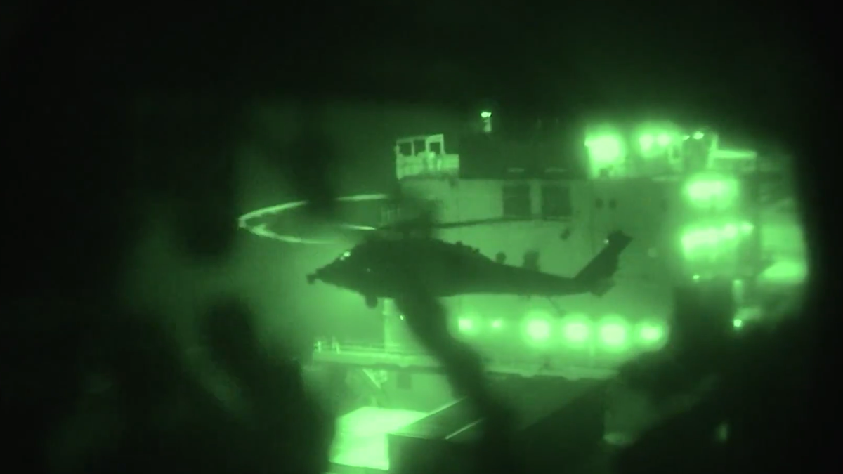 (VIDEO) SPUSTILI SE HELIKOPTERIMA I SAJLAMA, PA ZAPUCALI Objavljen dramatičan snimak upada Amerikanaca na iranski brod, usledio ŽESTOK odgovor Teherana: 