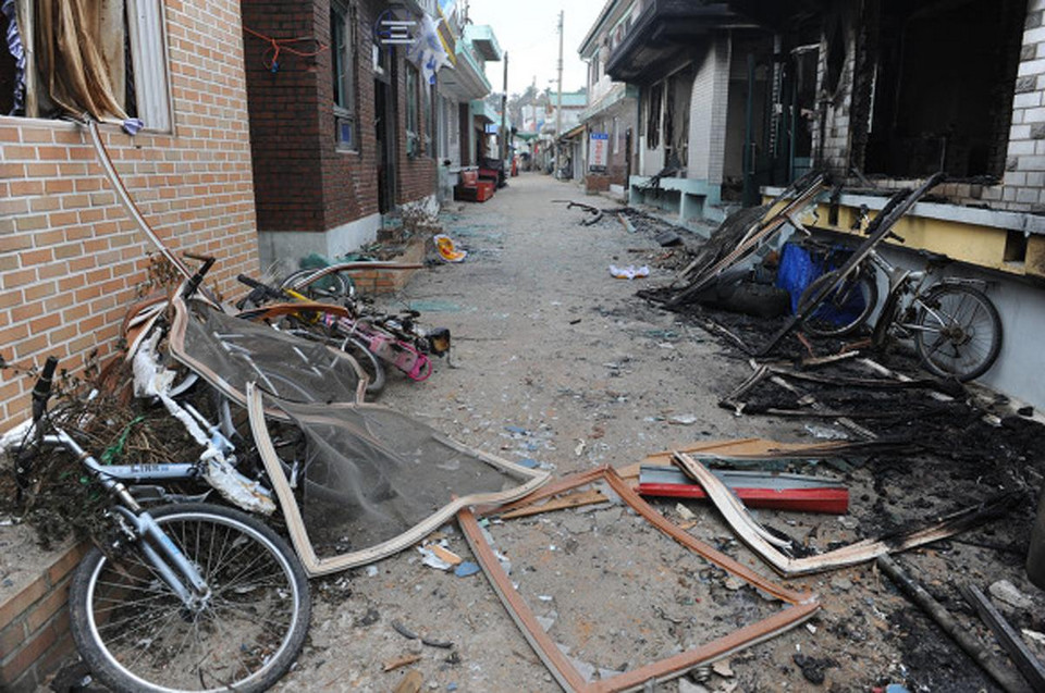 Zniszczone domy i rowery po ataku Korei Północnej na wyspę Yeonpyeong, fot. Reuters