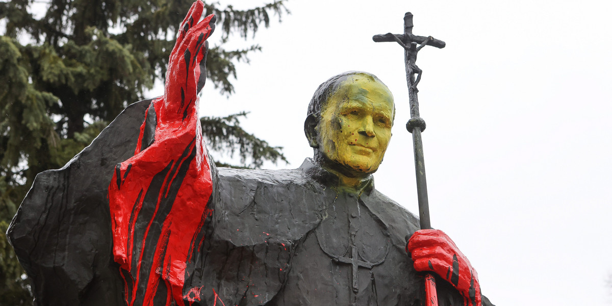 Pomnik Jana Pawła II, stojący przed bazyliką archikatedralną w Łodzi, zniszczony. W nocy z soboty na niedzielę, dokładnie w rocznicę śmierci papieża, został oblany farbą. 