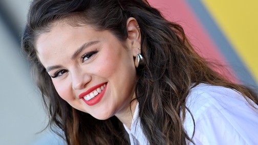 Selena Gomez pink istennőként tündökölt az SNL műsorában