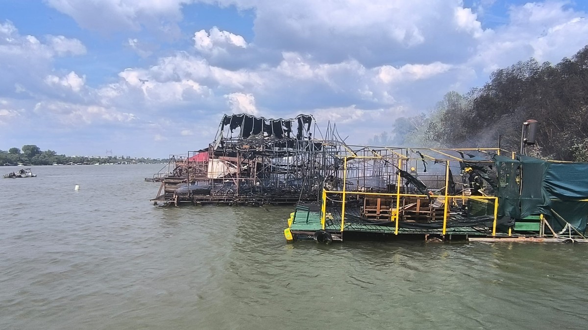 (FOTO, VIDEO) OD 6 SPLAVOVA OSTALA SAMO METALNA KONSTRUKCIJA Prve slike stravičnog požara na Adi: Vatrogasci u poslednji čas uspeli da spasu DVA