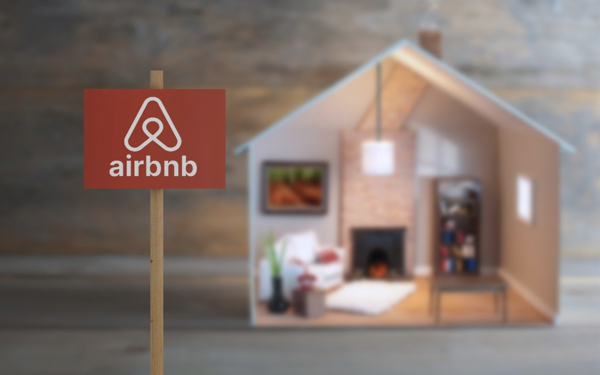 Airbnb chce być aplikacją do wszystkiego. Pomoże w tym projektant odpowiedzialny za iPhone'a i szef OpenAI