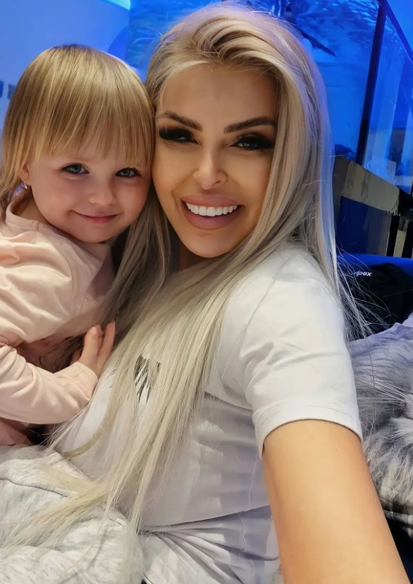 Lela Ceterová porodila Karlosovi dve deti. 