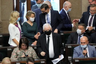 Zabawy z rzeczywistością. Czy jest ktoś, kto uratuje Kaczyńskiego przed nim samym? [FELIETON ZAREMBY]